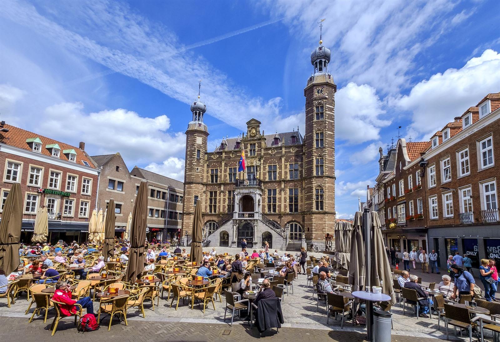 Druk terras op de Grote Markt in Venlo met het historische stadhuis op de achtergrond